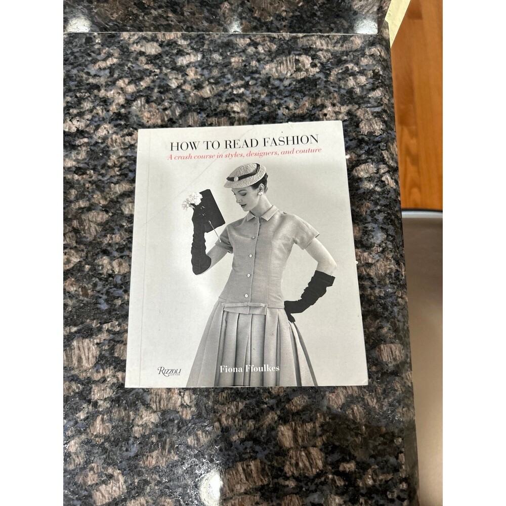 How to Read Fashion by Fiona Ffoulkes Book